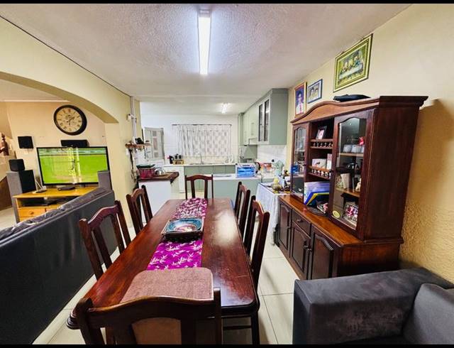 7 BEDROOM HOUSE FOR SALE IN CASTLEHILL